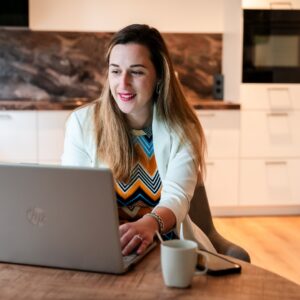 foto eigenaar tr marketing aan het werk met haar laptop